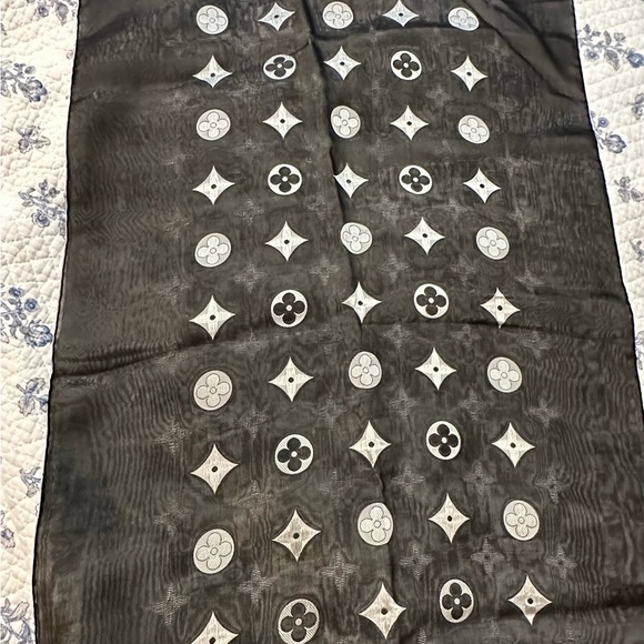 Louis Vuitton silk scarf in black and silver monogram print - Picture 3 of 6
